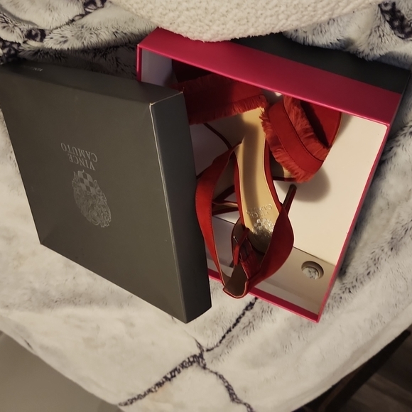 A beautiful CHERRY RED NUBUCK/ FRINGE heel sander in size 10M - Picture 4 of 4